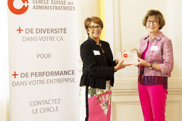 Prix CSDA 2021 : Dominique Faesch, présidente du Cercle Suisse des Administratrices (CSDA) à gauche, remet le prix du CSDA au gagnant Helvetia assurances, et sa présidente du CA, Mme Doris Russi Schurter.